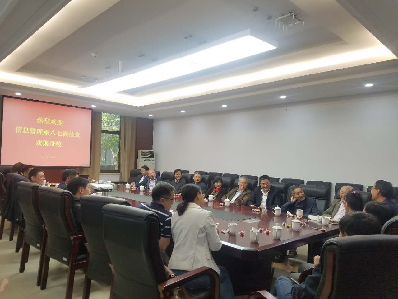 信管成人论坛
87科技档案班校友返校2.jpg